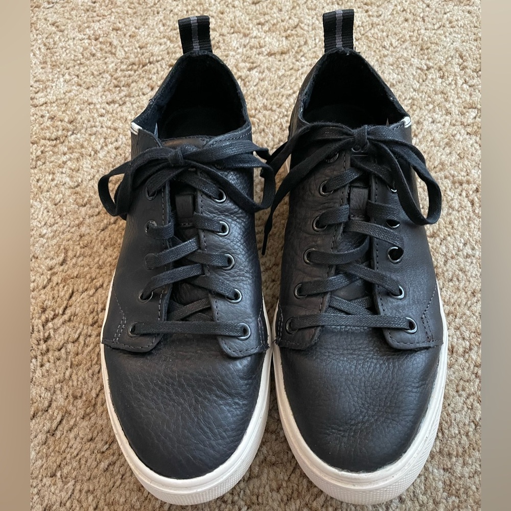 Mens Toms water resistant leather trvl lite sneakers